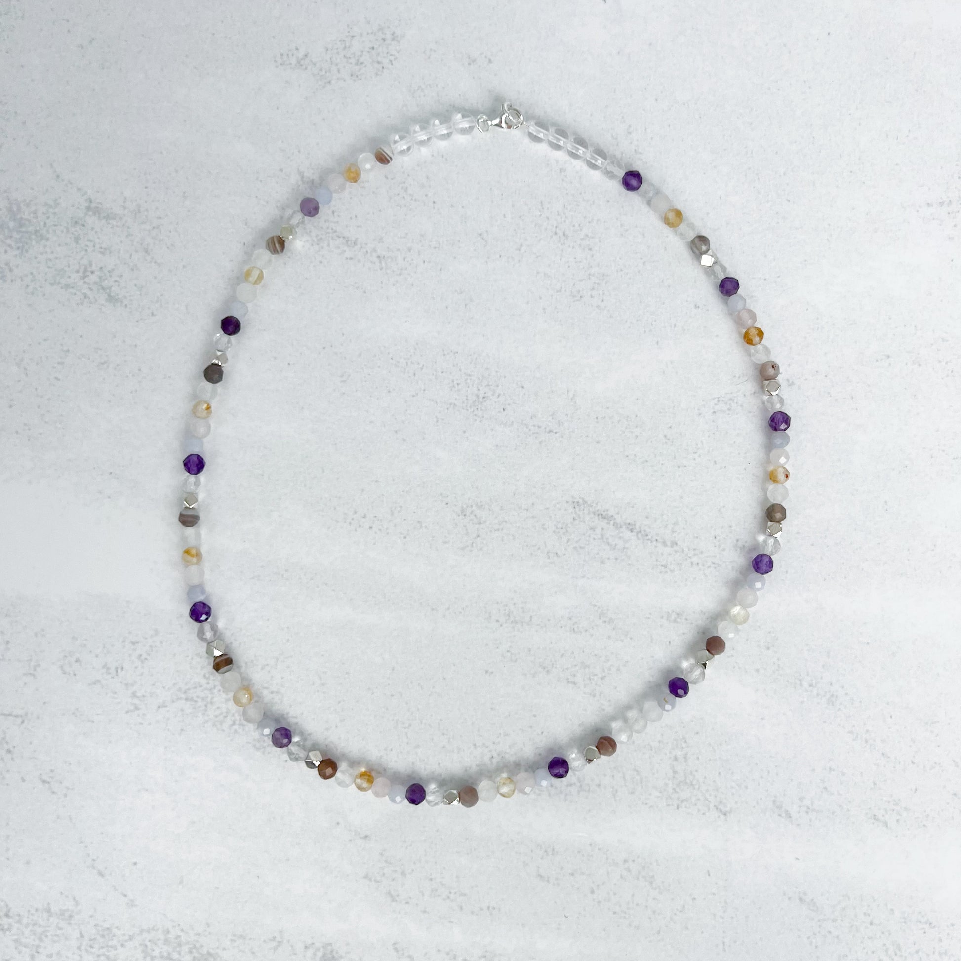 Handgefertigte Chakra-Kette mit facettierten Edelstein-Perlen – spiritueller Schmuck für Balance und Energiefluss