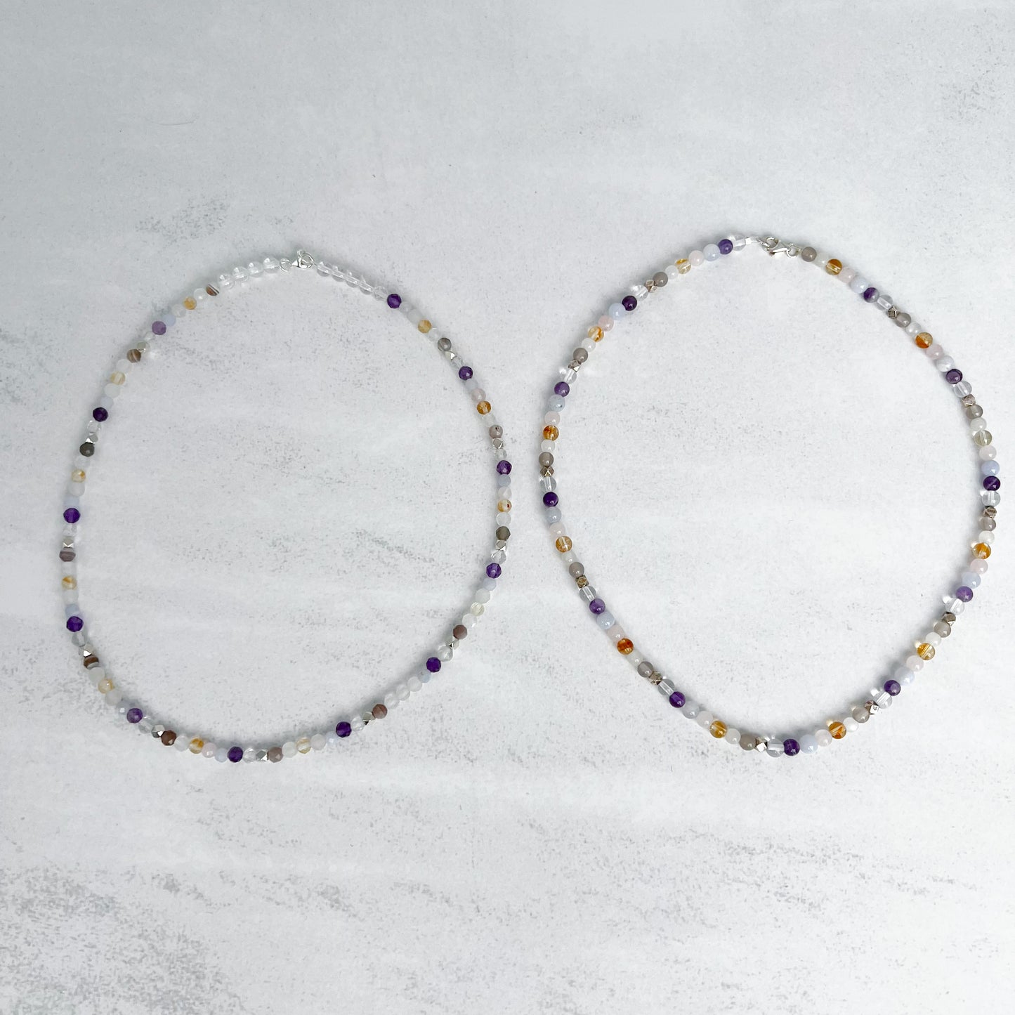 Handgefertigte Chakra-Kette mit facettierten und runden Edelstein-Perlen – spiritueller Schmuck für Balance und Energiefluss