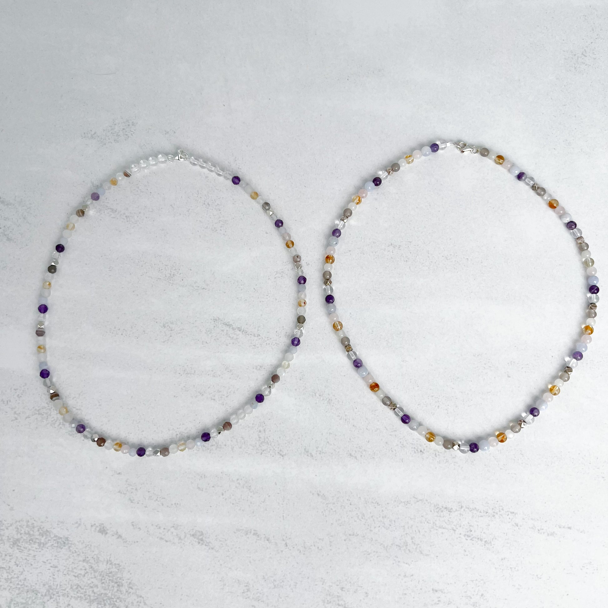 Handgefertigte Chakra-Kette mit facettierten und runden Edelstein-Perlen – spiritueller Schmuck für Balance und Energiefluss