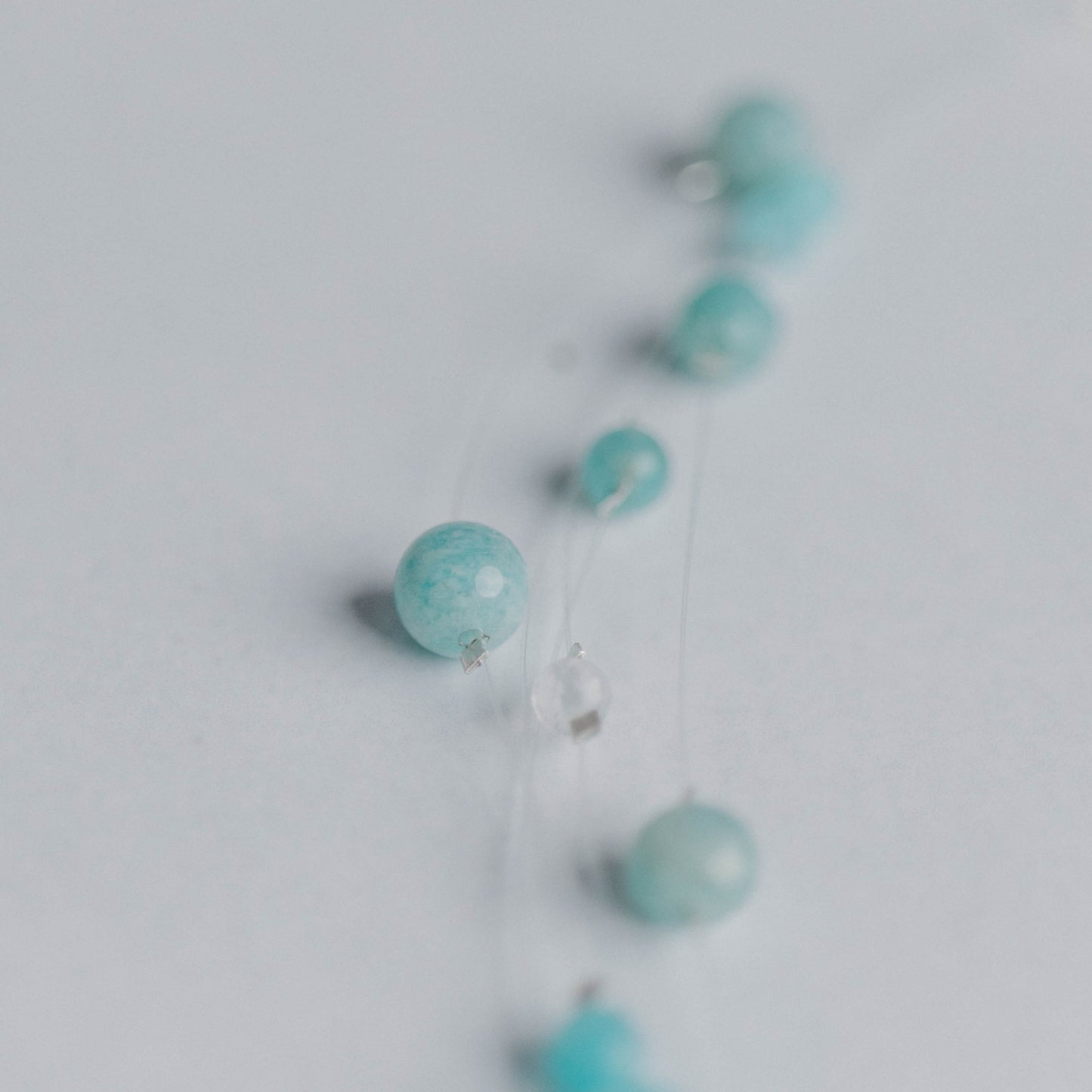 Kette „Linea“ – elegante Schmuckkette mit 5 transparenten Nylonbändern und Edelsteinperlen. Handgefertigt von Moonlight Edelsteine.