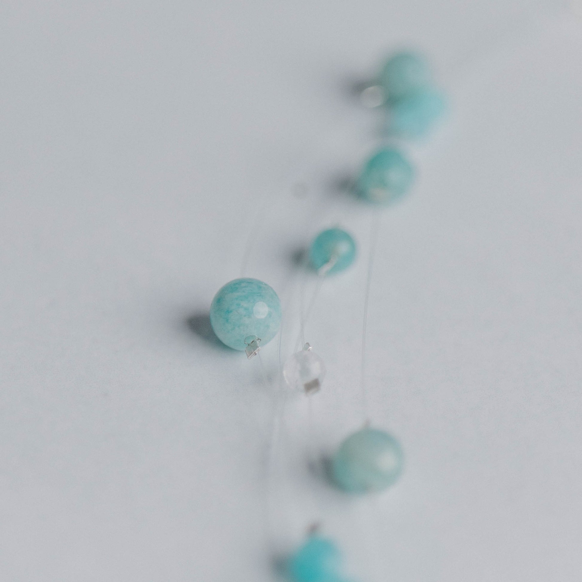 Kette „Linea“ – elegante Schmuckkette mit 5 transparenten Nylonbändern und Edelsteinperlen. Handgefertigt von Moonlight Edelsteine.
