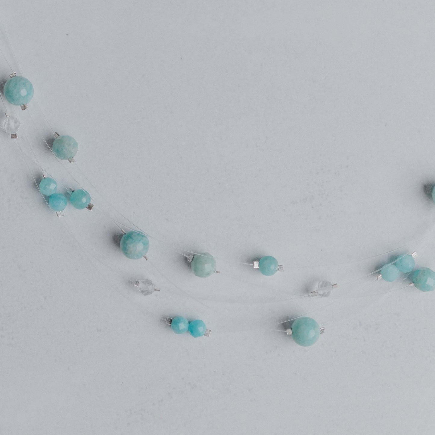 Kette „Linea“ – elegante Schmuckkette mit 5 transparenten Nylonbändern und Edelsteinperlen. Handgefertigt von Moonlight Edelsteine.