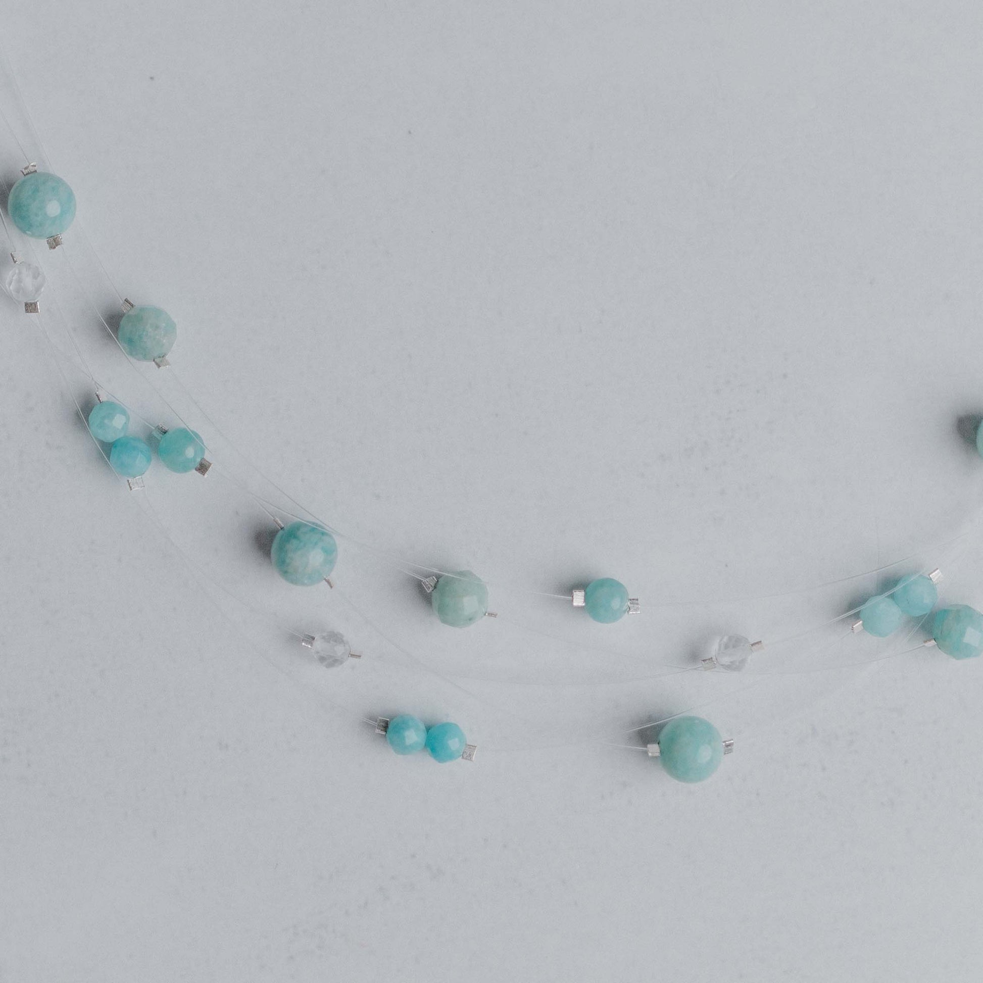 Kette „Linea“ – elegante Schmuckkette mit 5 transparenten Nylonbändern und Edelsteinperlen. Handgefertigt von Moonlight Edelsteine.