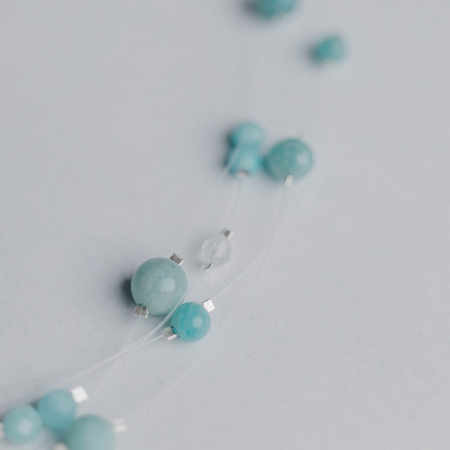 Kette „Linea“ – elegante Schmuckkette mit 5 transparenten Nylonbändern und Edelsteinperlen. Handgefertigt von Moonlight Edelsteine.