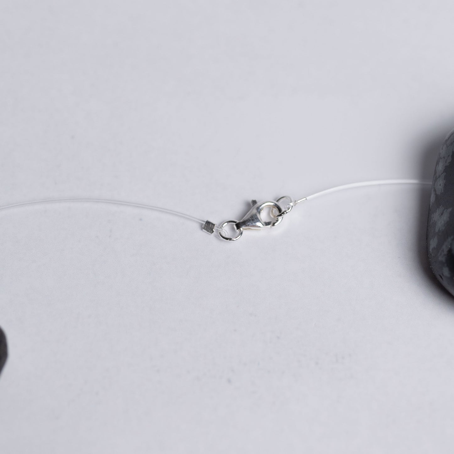 Feine Nylonkette Tiefe Heilung mit zwei 6mm Edelsteinperlen Schneeflockenobsidian und Lava – minimalistischer Energieschmuck