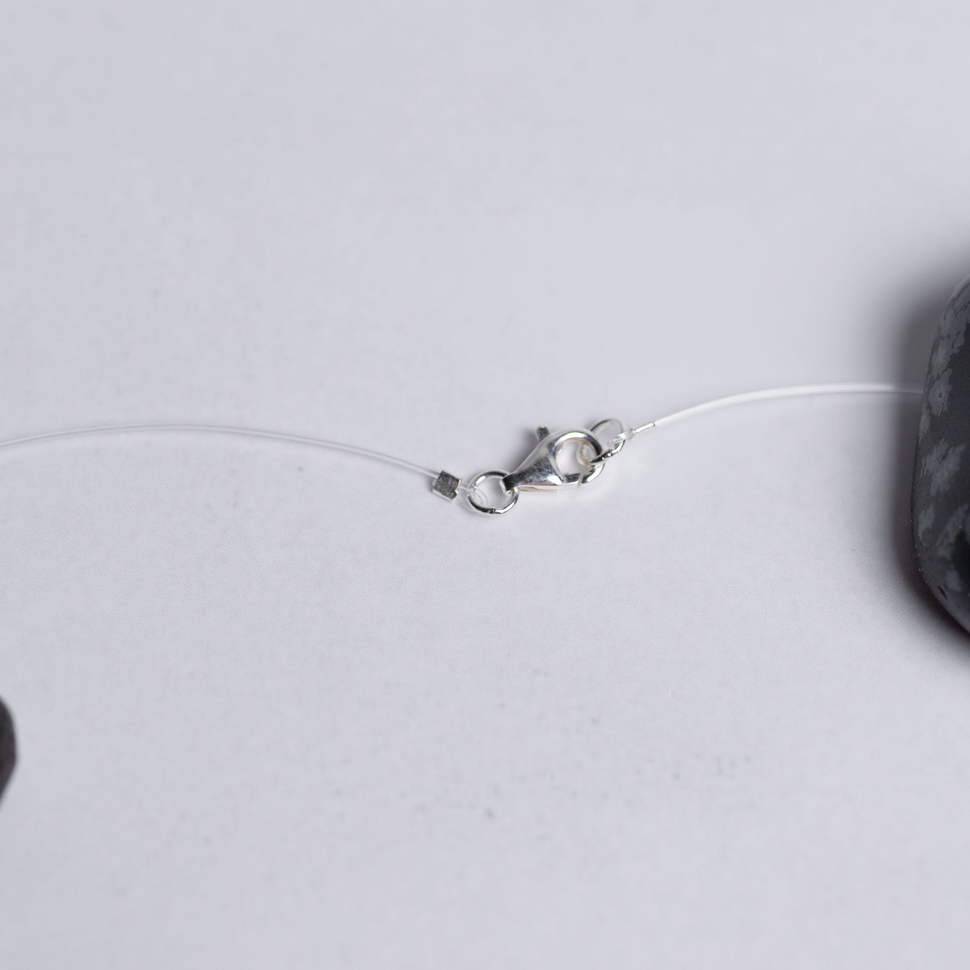 Feine Nylonkette Tiefe Heilung mit zwei 6mm Edelsteinperlen Schneeflockenobsidian und Lava – minimalistischer Energieschmuck