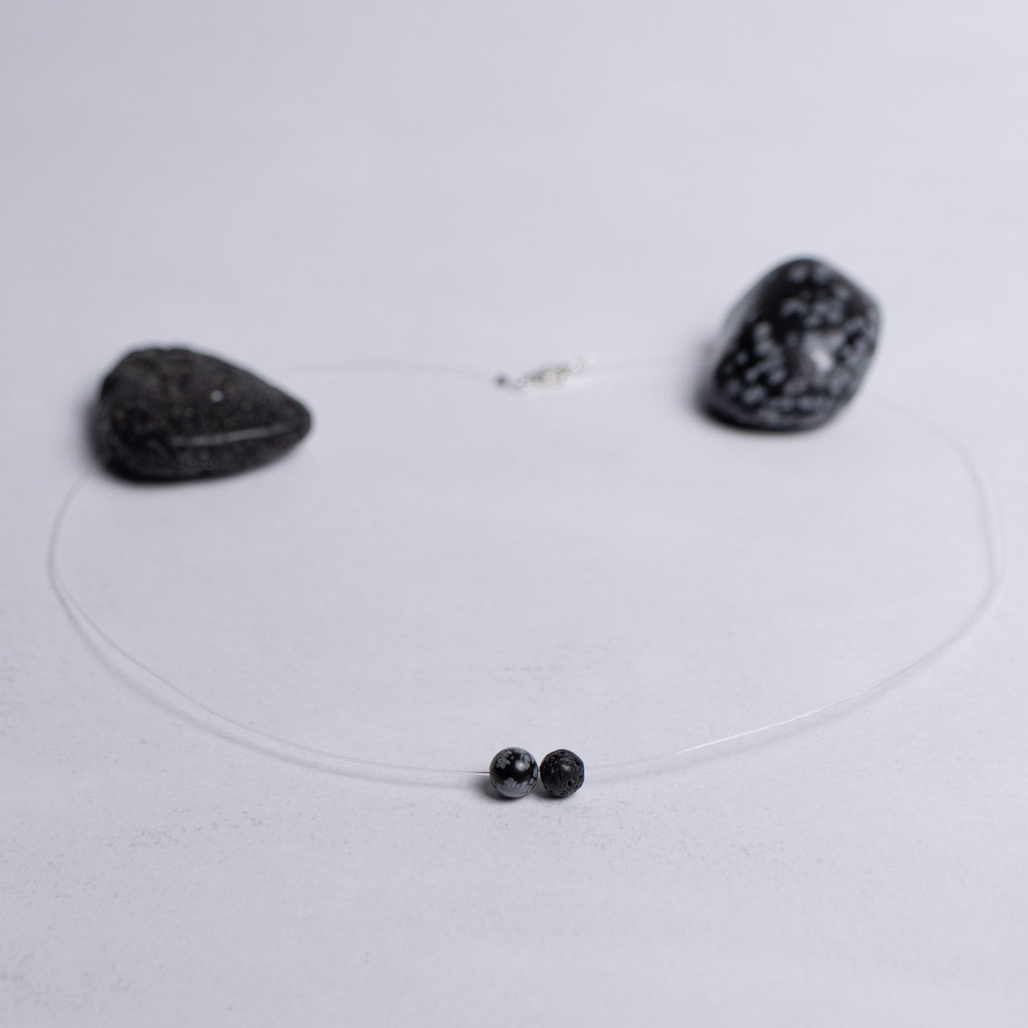 Feine Nylonkette Tiefe Heilung mit zwei 6mm Edelsteinperlen Schneeflockenobsidian und Lava – minimalistischer Energieschmuck