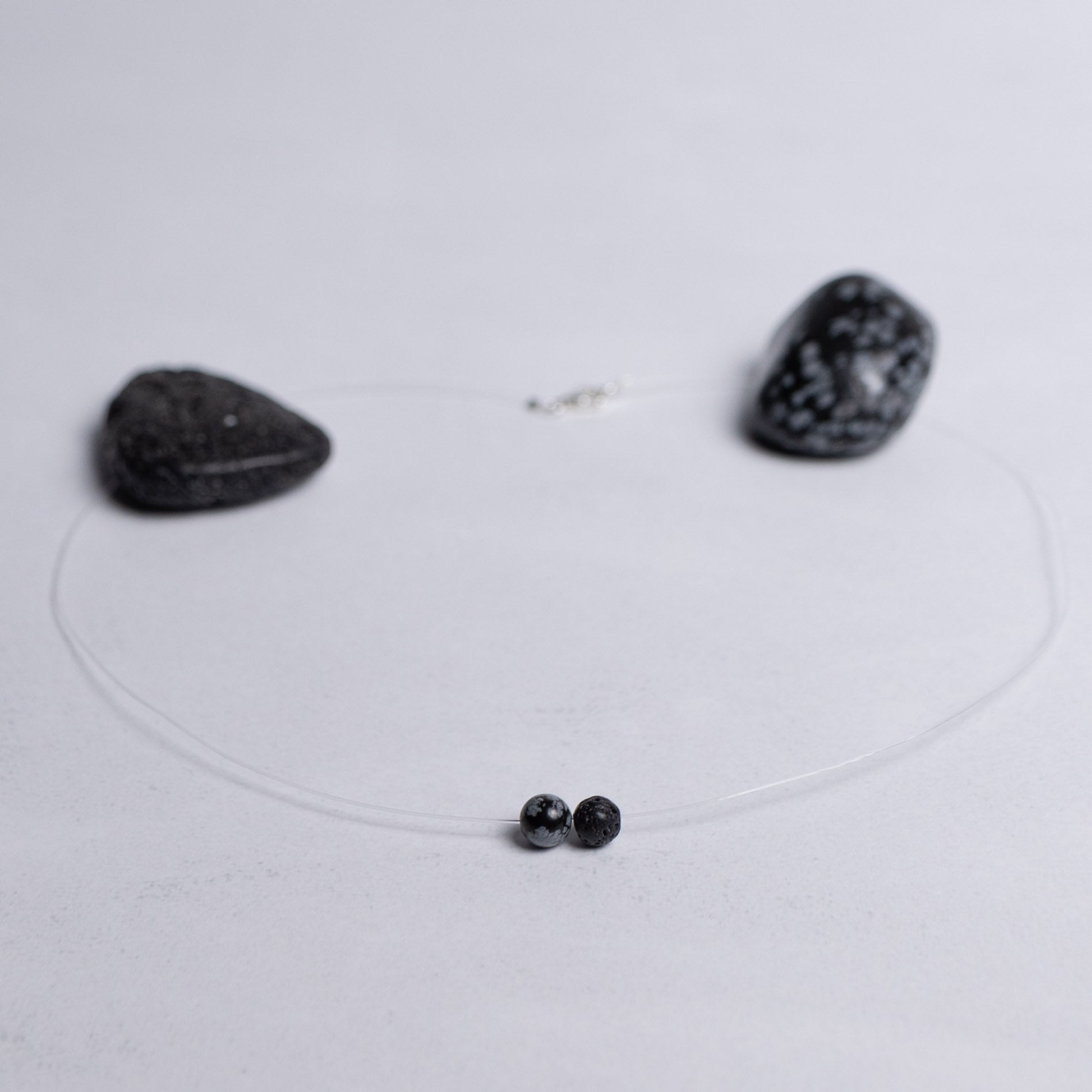 Feine Nylonkette Tiefe Heilung mit zwei 6mm Edelsteinperlen Schneeflockenobsidian und Lava – minimalistischer Energieschmuck