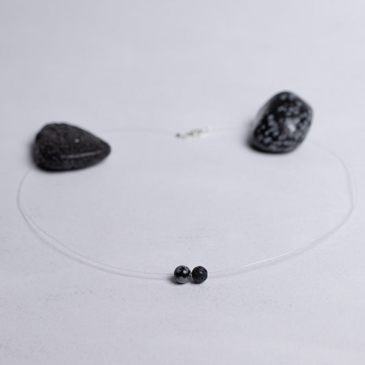 Feine Nylonkette Tiefe Heilung mit zwei 6mm Edelsteinperlen Schneeflockenobsidian und Lava – minimalistischer Energieschmuck