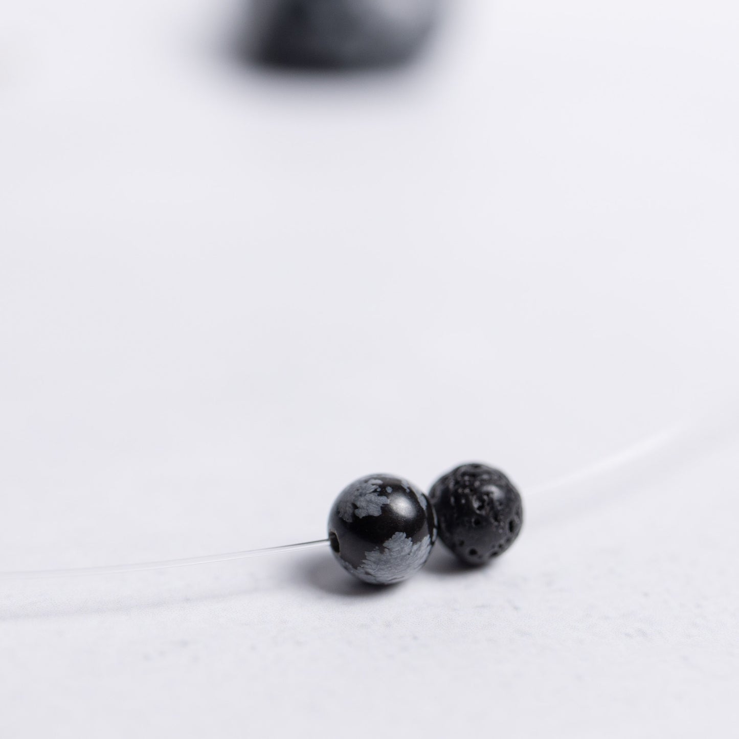 Feine Nylonkette Tiefe Heilung mit zwei 6mm Edelsteinperlen Schneeflockenobsidian und Lava – minimalistischer Energieschmuck