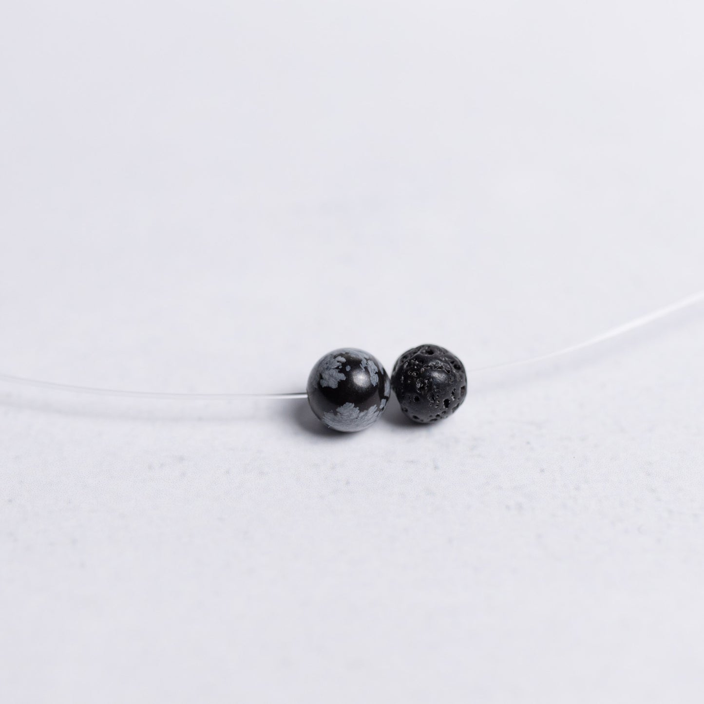 Feine Nylonkette Tiefe Heilung mit zwei 6mm Edelsteinperlen Schneeflockenobsidian und Lava – minimalistischer Energieschmuck