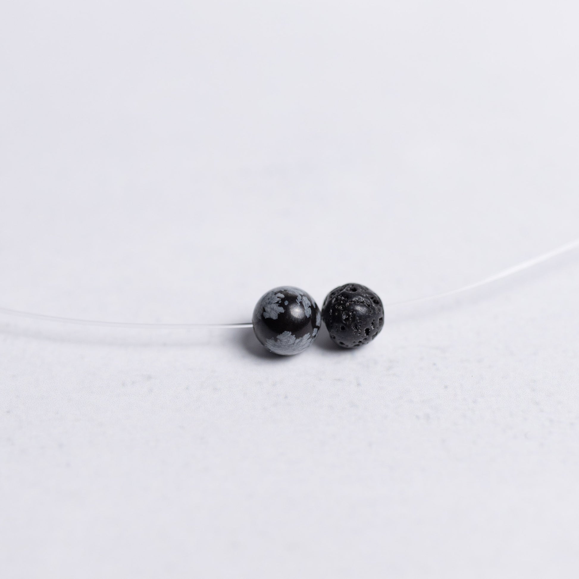 Feine Nylonkette Tiefe Heilung mit zwei 6mm Edelsteinperlen Schneeflockenobsidian und Lava – minimalistischer Energieschmuck