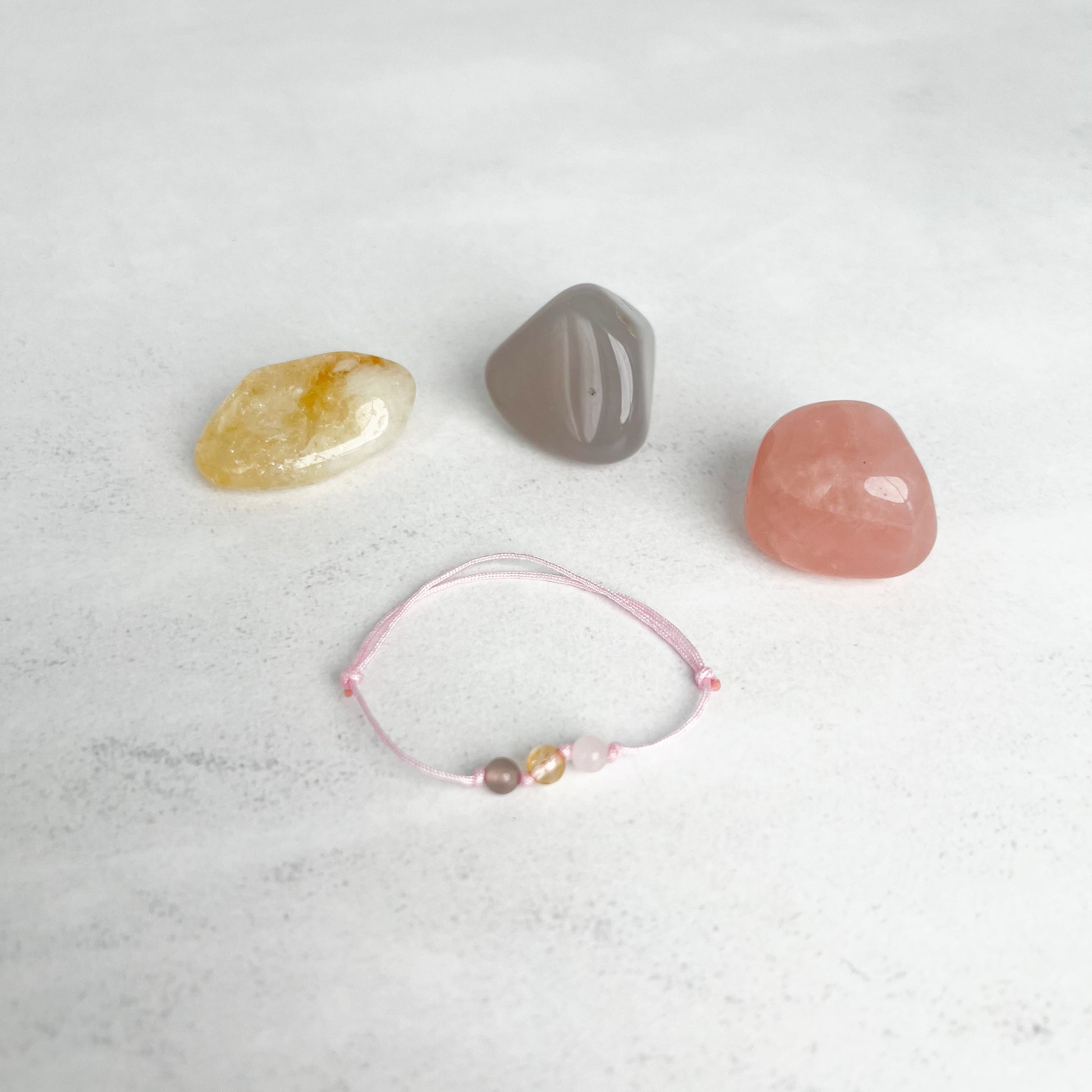 Kindergartenfreund Armband für Kinder – handgefertigt auf Nylonband mit 4 mm Edelsteinperlen aus Achat, Citrin & Rosenquarz. Liebevoller Begleiter für Selbstvertrauen & Leichtigkeit im Kindergartenalltag.