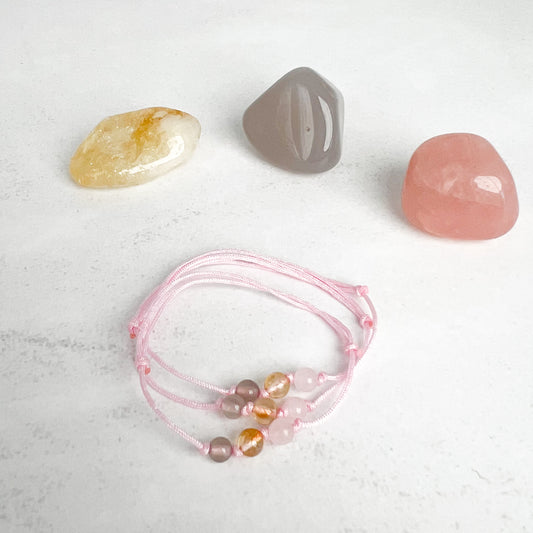 Kindergartenfreund Armband für Kinder – handgefertigt auf Nylonband mit 4 mm Edelsteinperlen aus Achat, Citrin & Rosenquarz. Liebevoller Begleiter für Selbstvertrauen & Leichtigkeit im Kindergartenalltag.