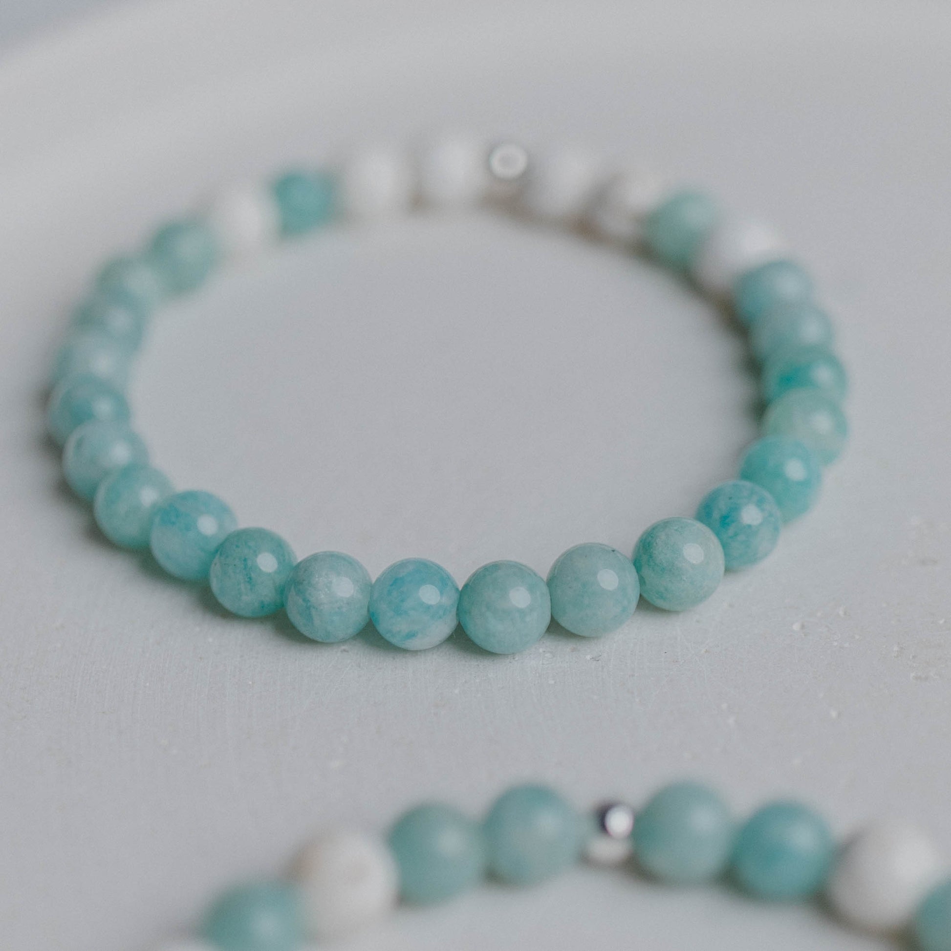 Lebensfreude Armband mit Amazonit und Magnesit – liebevoll handgemacht von Moonlight. Dein Begleiter für Freude, Geduld und positive Energie.