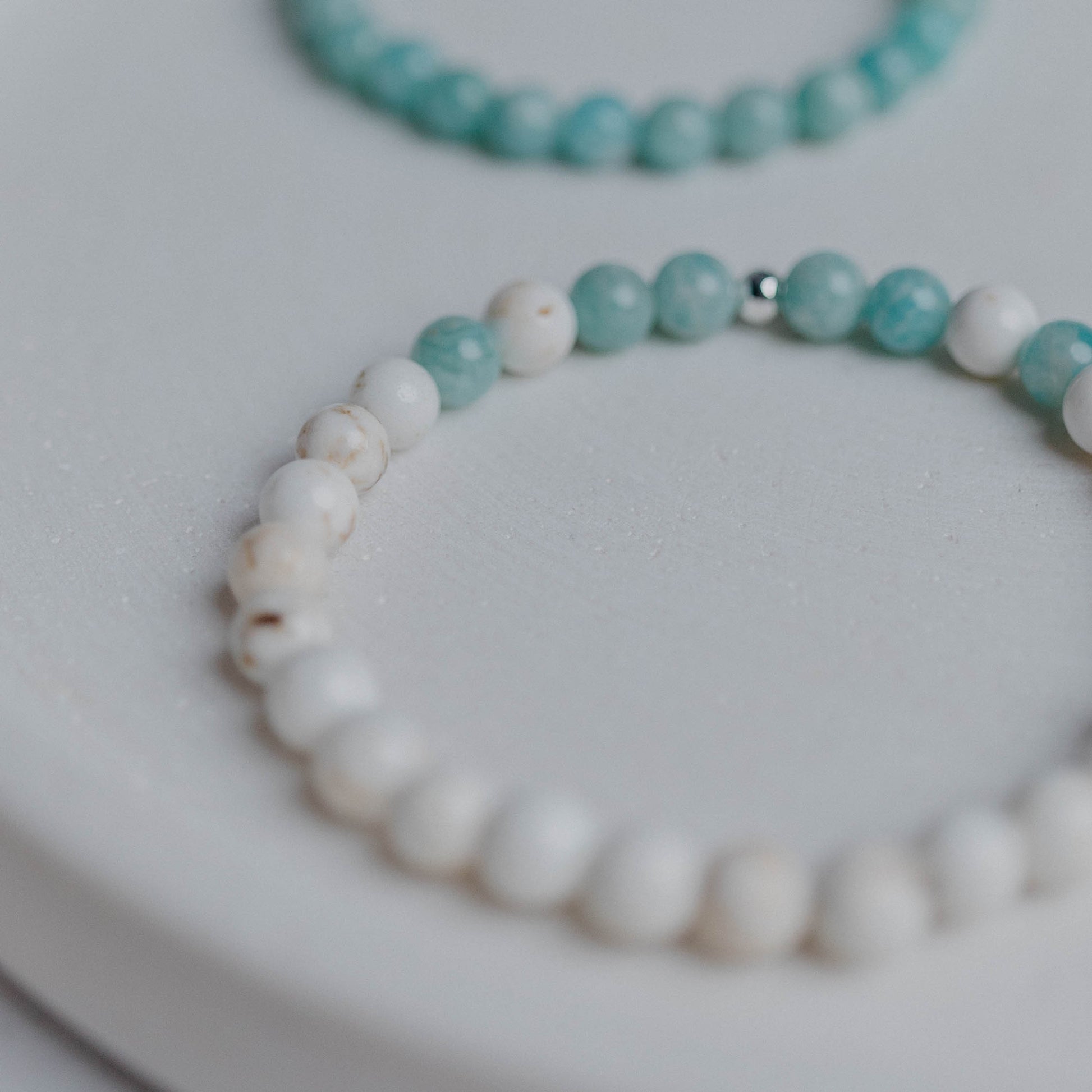 Lebensfreude Armband mit Amazonit und Magnesit – liebevoll handgemacht von Moonlight. Dein Begleiter für Freude, Geduld und positive Energie.