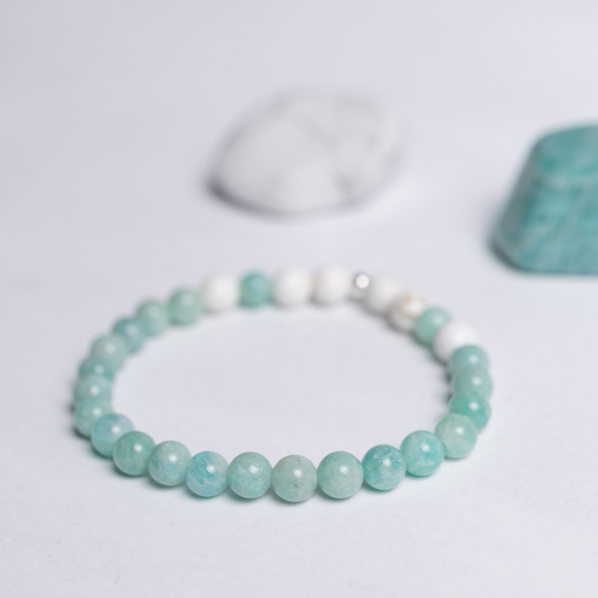 Lebensfreude Armband mit 6mm Perlen aus Amazonit und Magnesit – handgefertigter Edelsteinschmuck für innere Ruhe und Lebenslust