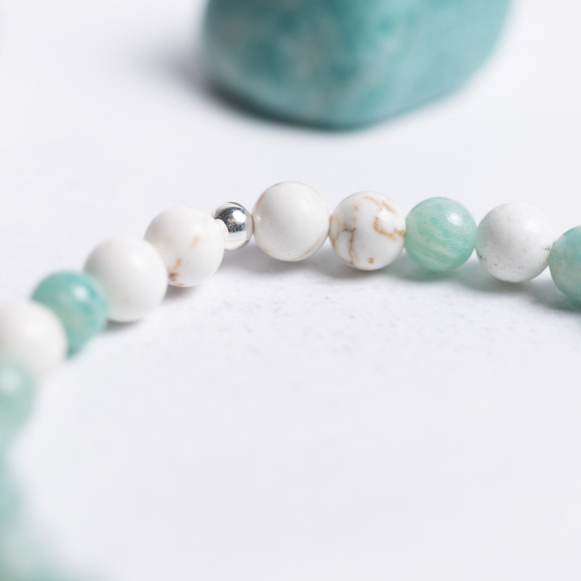 Lebensfreude Armband mit 6mm Perlen aus Amazonit und Magnesit – handgefertigter Edelsteinschmuck für innere Ruhe und Lebenslust