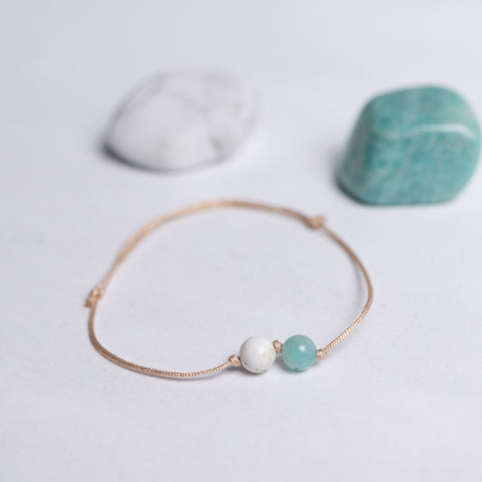 Lebensfreude Armband mit Nylonband und je einer 6mm Perle aus Amazonit und Magnesit – leichter, feiner Begleiter für Alltag & positive Energie