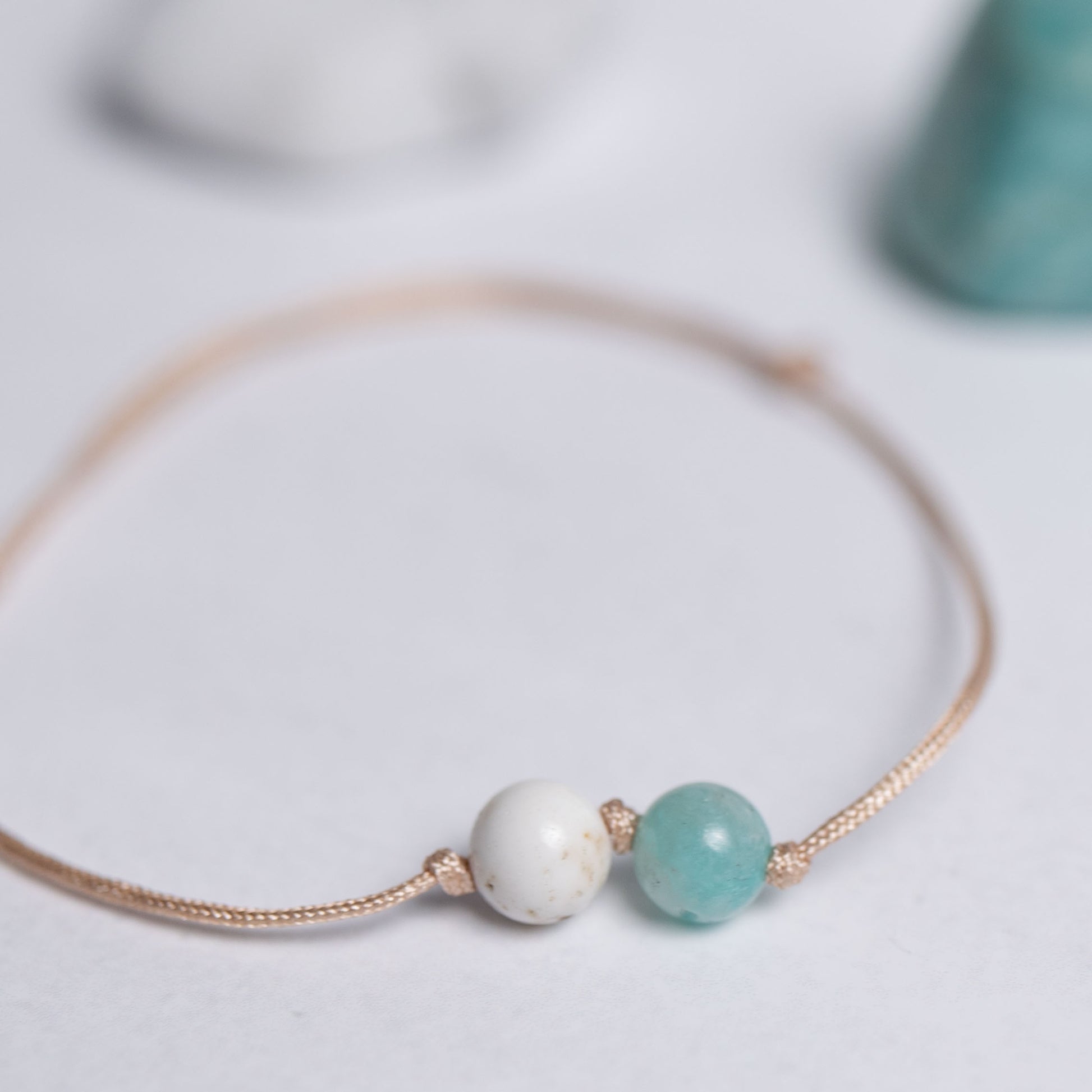 Lebensfreude Armband mit Nylonband und je einer 6mm Perle aus Amazonit und Magnesit – leichter, feiner Begleiter für Alltag & positive Energie