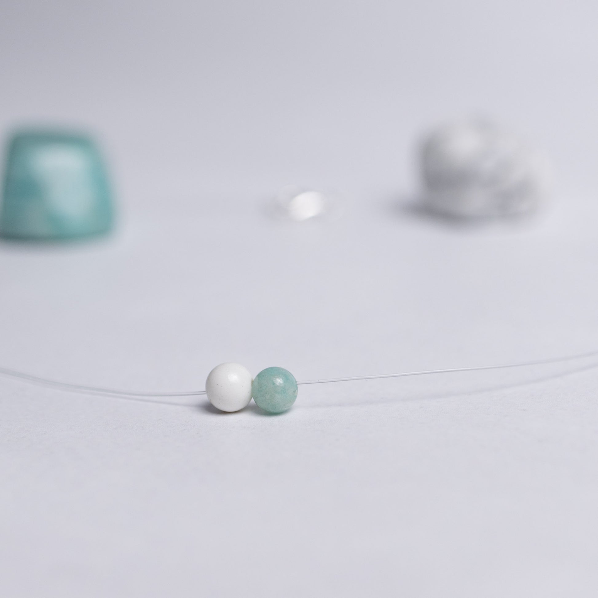 Feine Lebensfreude Kette mit transparentem Nylonband und je einer 6mm Perle aus Amazonit und Magnesit – Schmuck für Balance und gute Energie