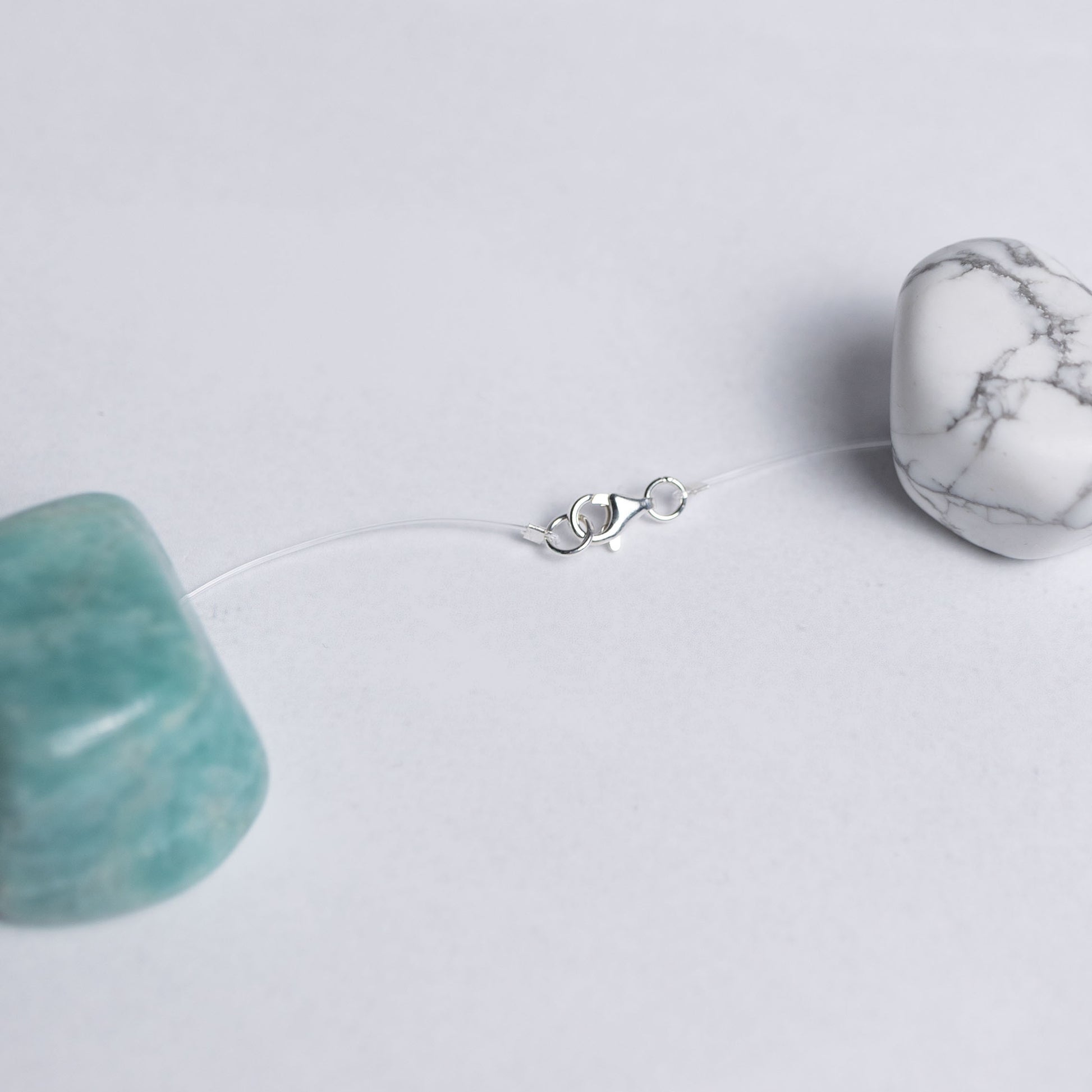 Feine Lebensfreude Kette mit transparentem Nylonband und je einer 6mm Perle aus Amazonit und Magnesit – Schmuck für Balance und gute Energie