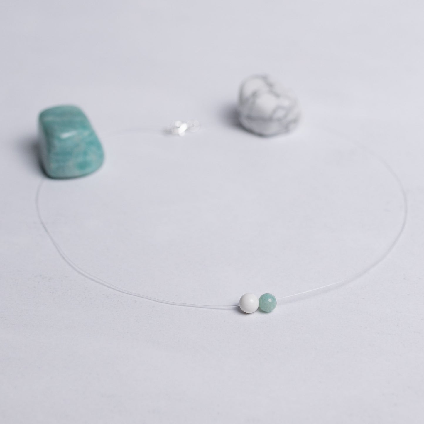 Feine Lebensfreude Kette mit transparentem Nylonband und je einer 6mm Perle aus Amazonit und Magnesit – Schmuck für Balance und gute Energie