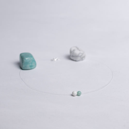 Feine Lebensfreude Kette mit transparentem Nylonband und je einer 6mm Perle aus Amazonit und Magnesit – Schmuck für Balance und gute Energie