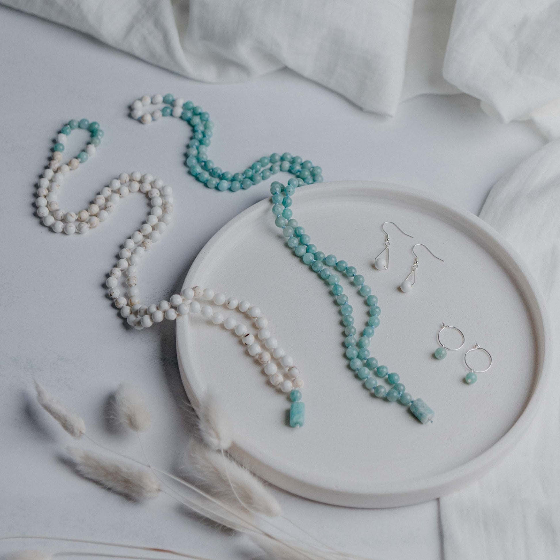 Lebensfreude Mala mit Amazonit und Magnesit – handgefertigter Edelsteinschmuck von Moonlight. Bringt Leichtigkeit, Freude und innere Ausgeglichenheit.
