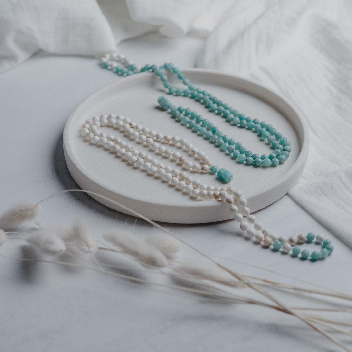 Lebensfreude Mala mit Amazonit und Magnesit – handgefertigter Edelsteinschmuck von Moonlight. Bringt Leichtigkeit, Freude und innere Ausgeglichenheit.