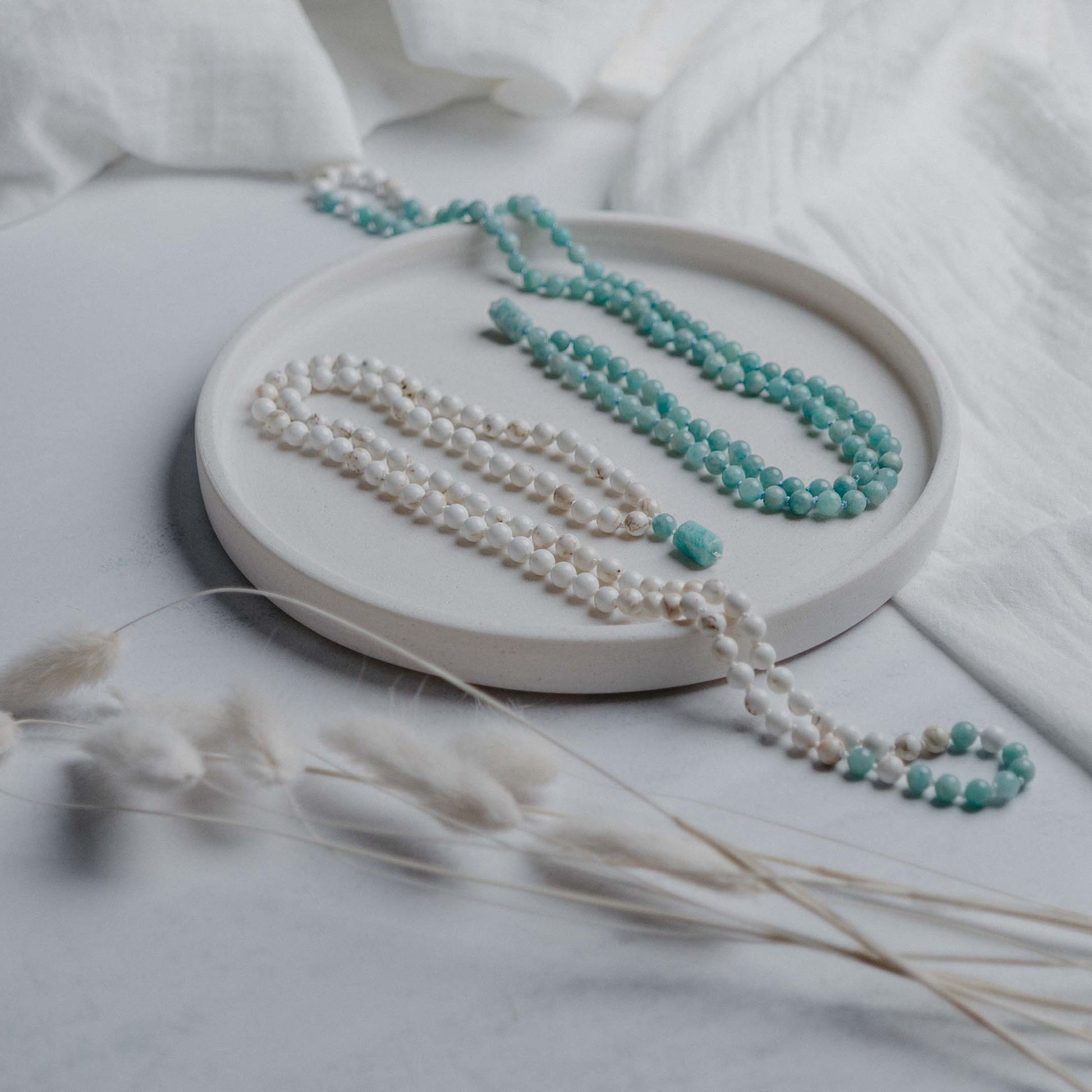 Lebensfreude Mala mit Amazonit und Magnesit – handgefertigter Edelsteinschmuck von Moonlight. Bringt Leichtigkeit, Freude und innere Ausgeglichenheit.