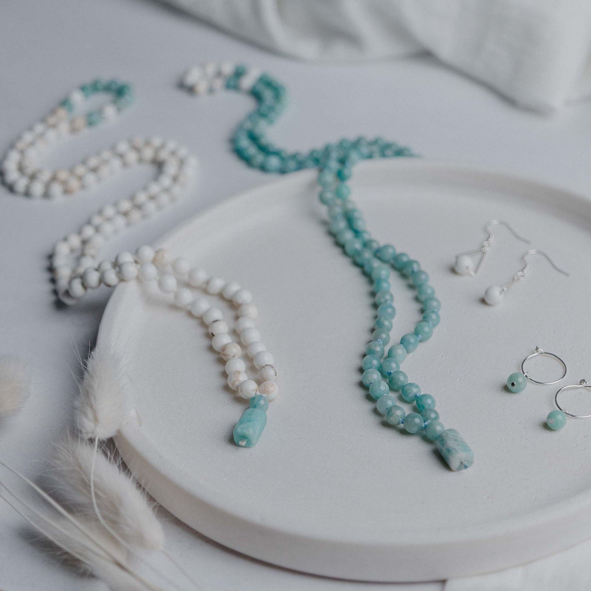 Lebensfreude Mala mit Amazonit und Magnesit – handgefertigter Edelsteinschmuck von Moonlight. Bringt Leichtigkeit, Freude und innere Ausgeglichenheit.