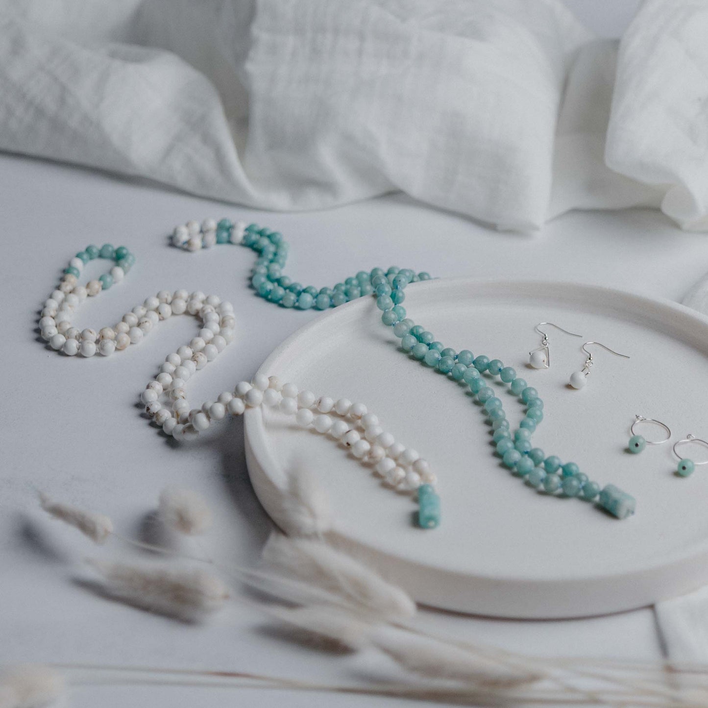 Lebensfreude Mala mit Amazonit und Magnesit – handgefertigter Edelsteinschmuck von Moonlight. Bringt Leichtigkeit, Freude und innere Ausgeglichenheit.