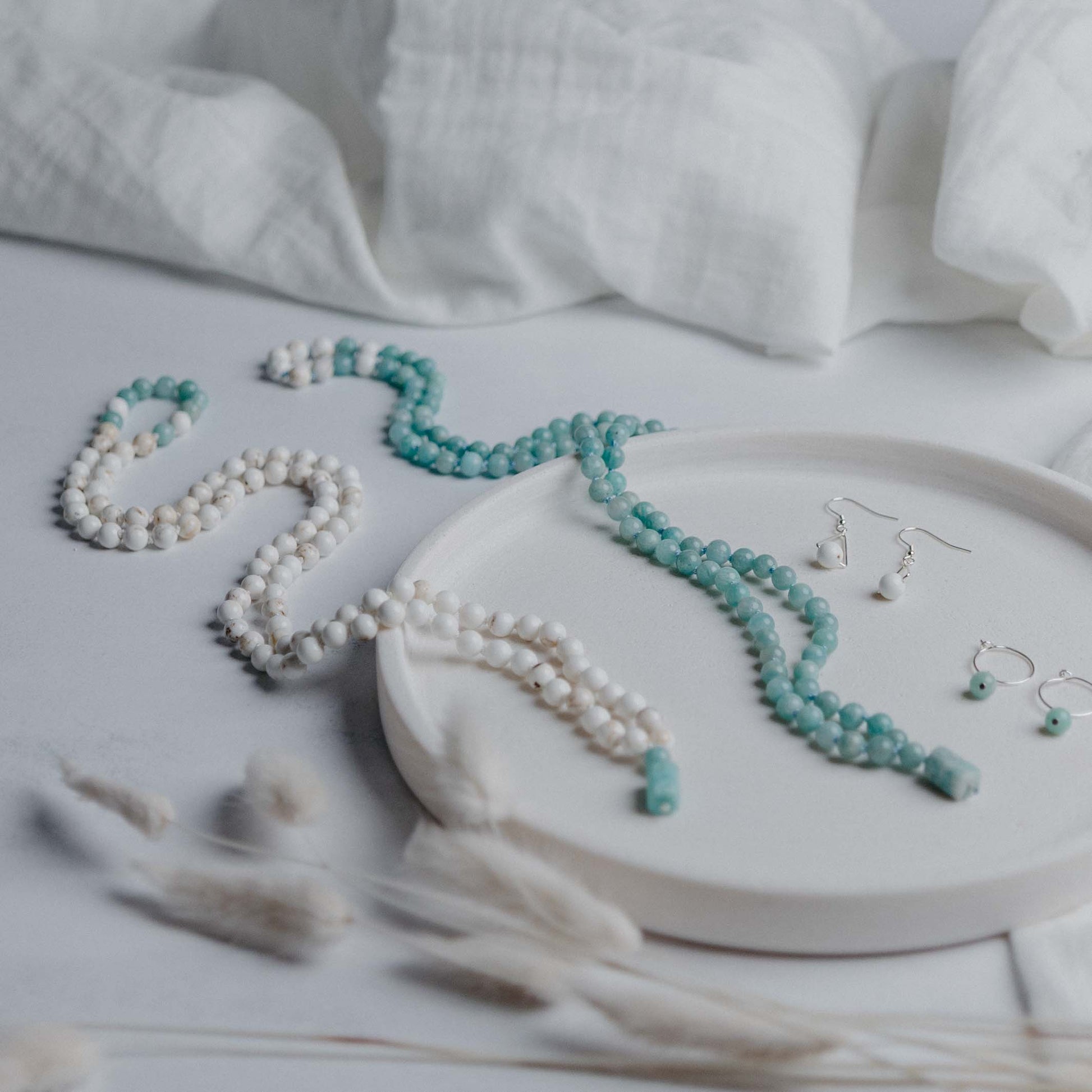 Lebensfreude Mala mit Amazonit und Magnesit – handgefertigter Edelsteinschmuck von Moonlight. Bringt Leichtigkeit, Freude und innere Ausgeglichenheit.