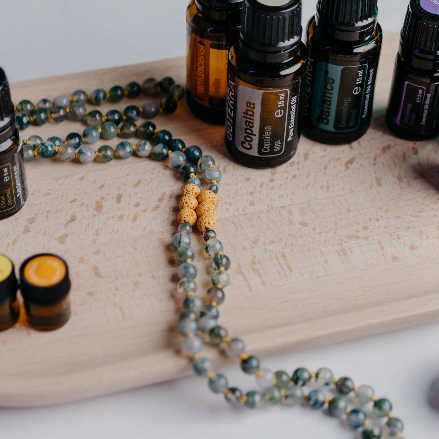 Mala Diffusor Schmuck mit Lavaperlen – kombinierbar mit ätherischen Ölen. Handgefertigt von Moonlight Edelsteine, dein Begleiter für Ruhe und Energie.