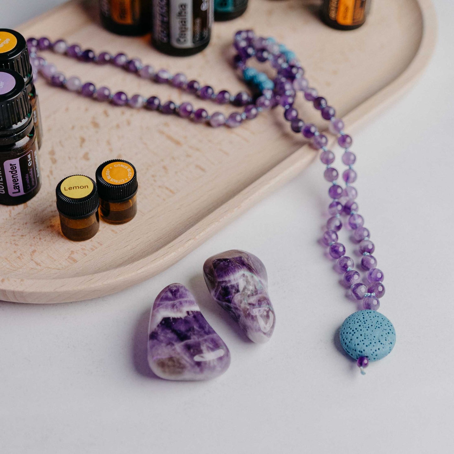 Mala Diffusor Schmuck mit Lavaperlen – kombinierbar mit ätherischen Ölen. Handgefertigt von Moonlight Edelsteine, dein Begleiter für Ruhe und Energie.