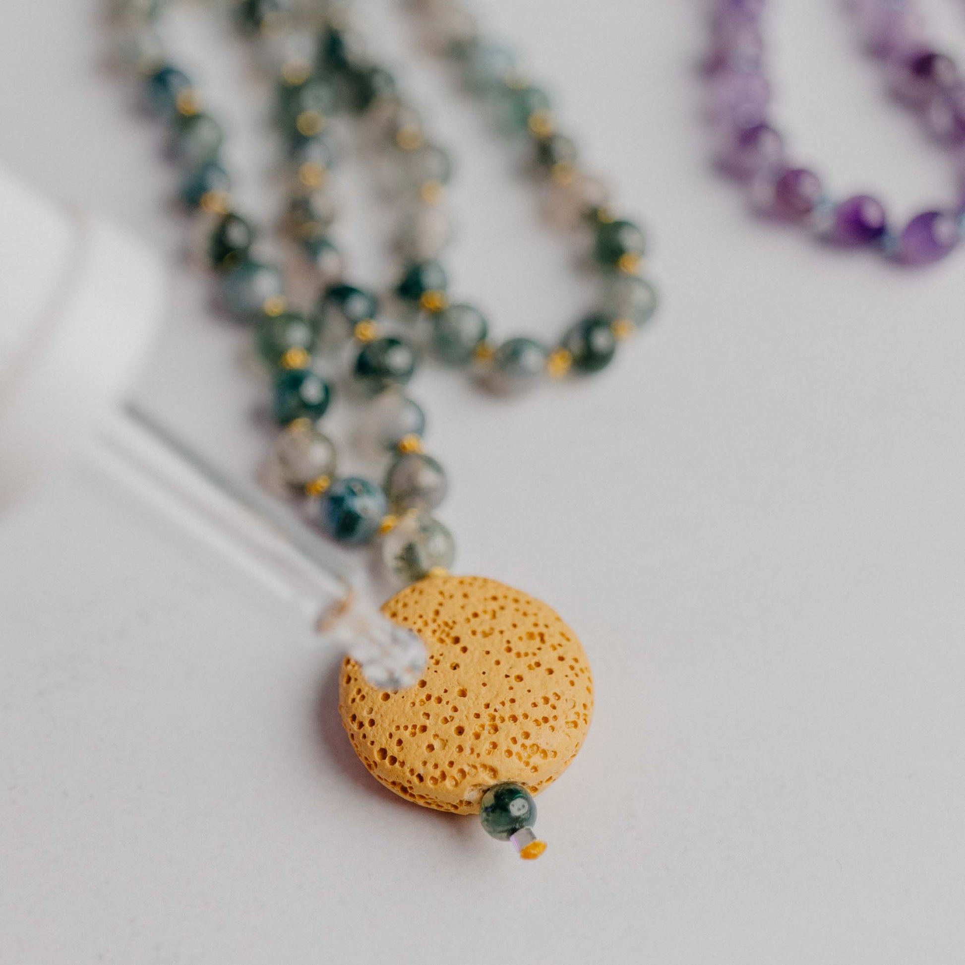 Mala Diffusor Schmuck mit Lavaperlen – kombinierbar mit ätherischen Ölen. Handgefertigt von Moonlight Edelsteine, dein Begleiter für Ruhe und Energie.