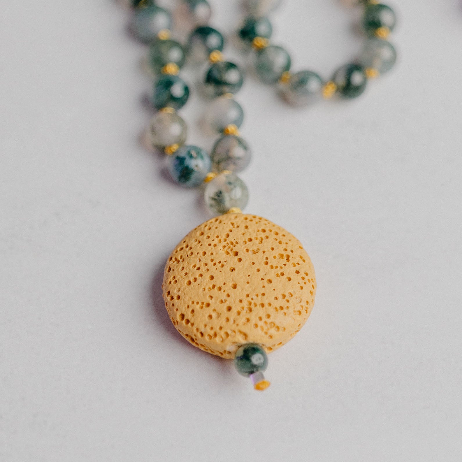 Mala Diffusor Schmuck mit Lavaperlen – kombinierbar mit ätherischen Ölen. Handgefertigt von Moonlight Edelsteine, dein Begleiter für Ruhe und Energie.