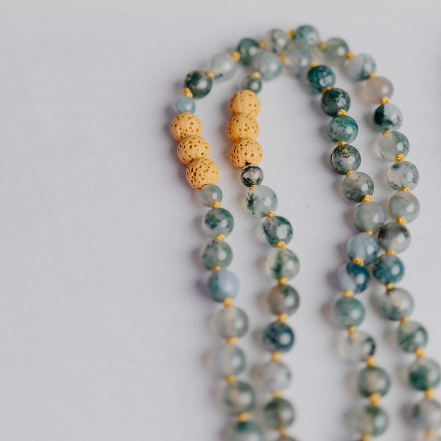 Mala Diffusor Schmuck mit Lavaperlen – kombinierbar mit ätherischen Ölen. Handgefertigt von Moonlight Edelsteine, dein Begleiter für Ruhe und Energie.