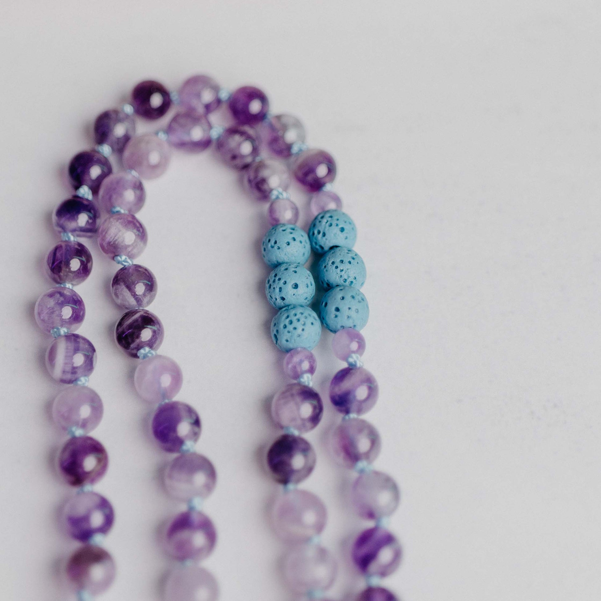 Mala Diffusor Schmuck mit Lavaperlen – kombinierbar mit ätherischen Ölen. Handgefertigt von Moonlight Edelsteine, dein Begleiter für Ruhe und Energie.