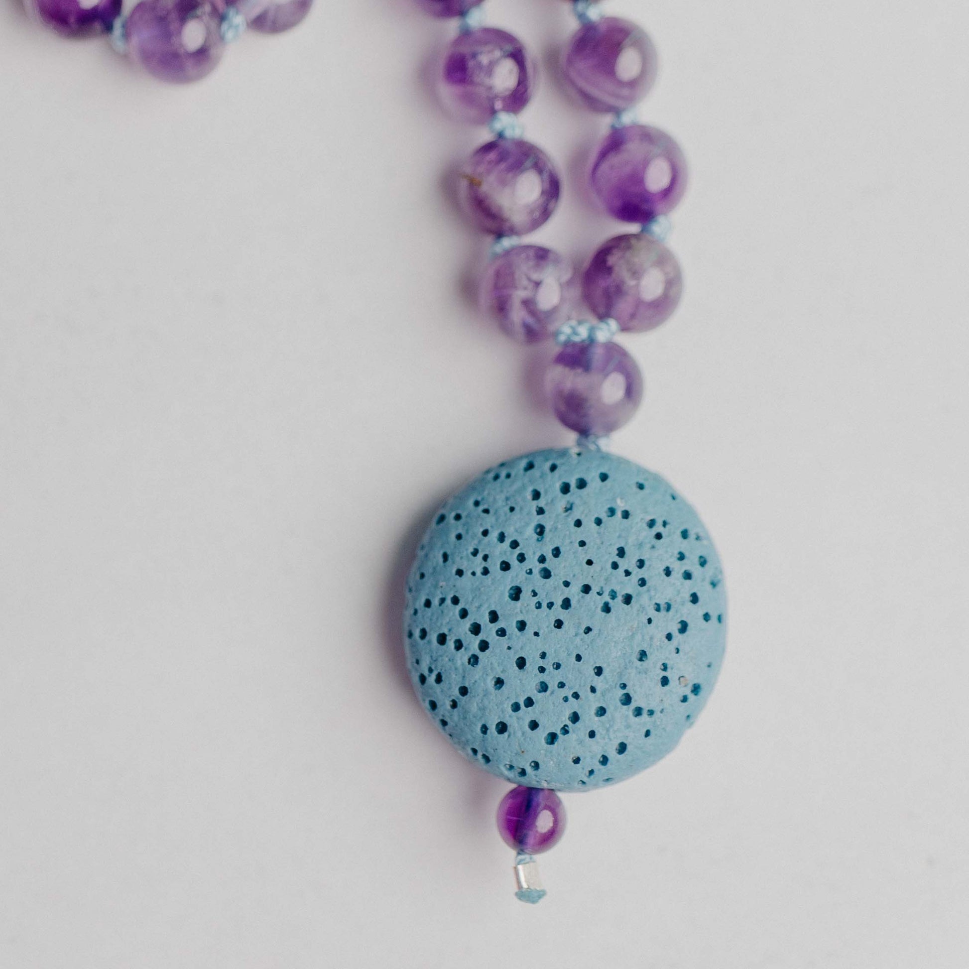 Mala Diffusor Schmuck mit Lavaperlen – kombinierbar mit ätherischen Ölen. Handgefertigt von Moonlight Edelsteine, dein Begleiter für Ruhe und Energie.