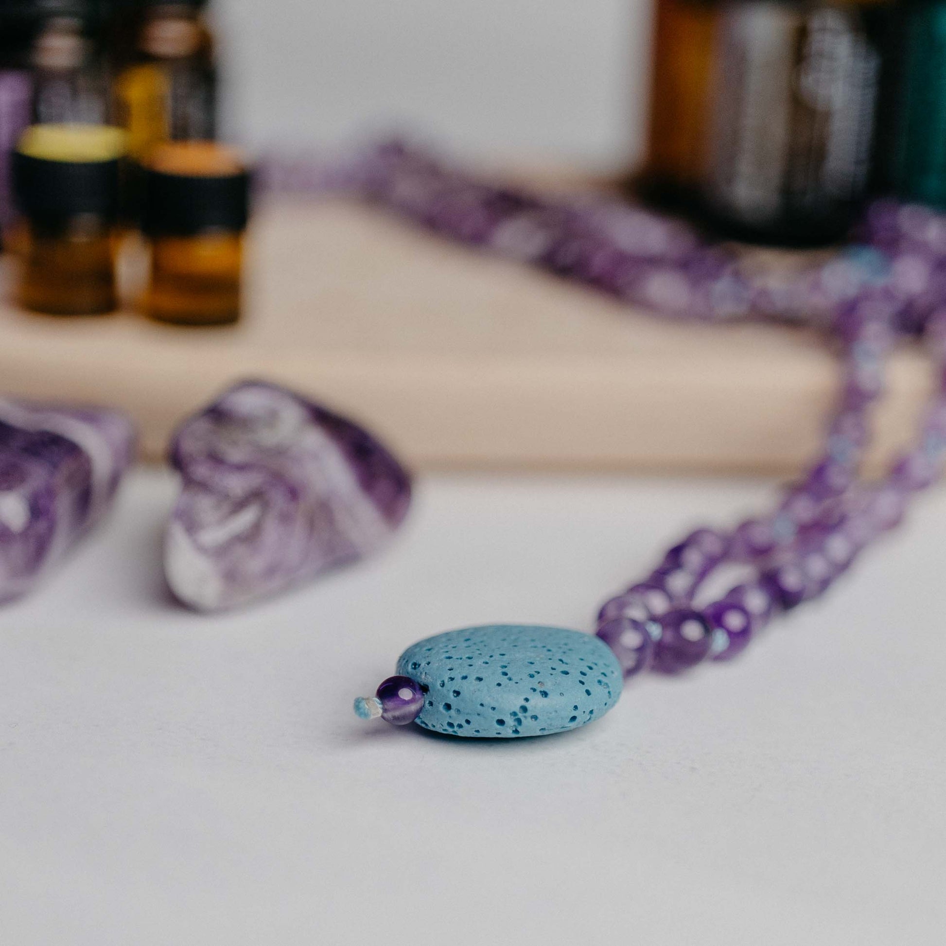 Mala Diffusor Schmuck mit Lavaperlen – kombinierbar mit ätherischen Ölen. Handgefertigt von Moonlight Edelsteine, dein Begleiter für Ruhe und Energie.