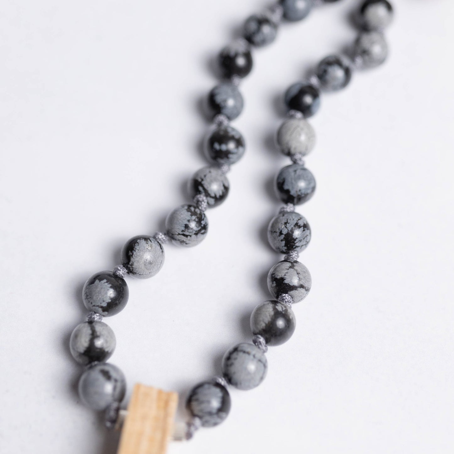 Mala Tiefe Heilung – handgefertigt aus Schneeflockenobsidian und Lava, stärkt innere Balance und Transformation – Moonlight Edelsteine