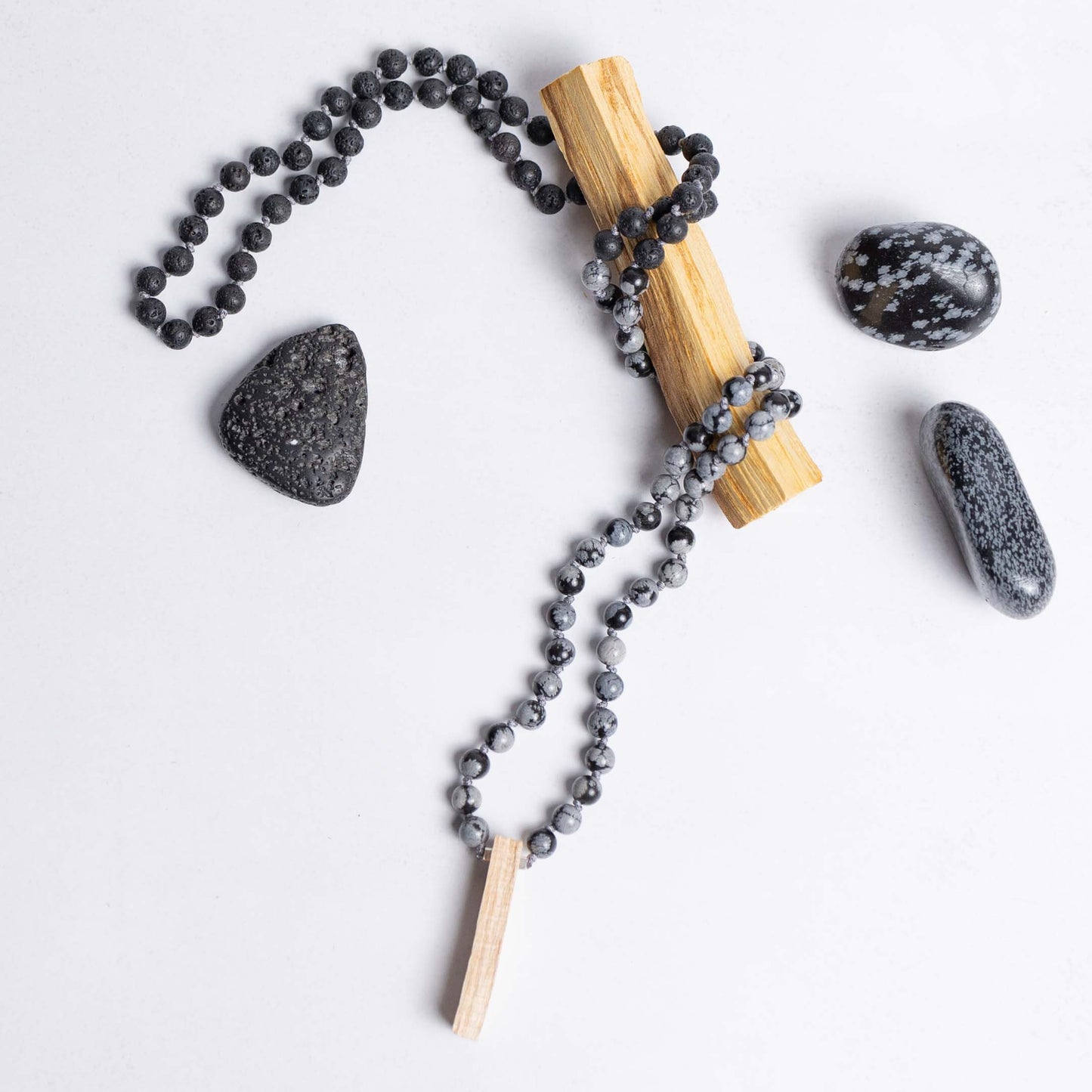 Mala Tiefe Heilung – handgefertigt aus Schneeflockenobsidian und Lava, stärkt innere Balance und Transformation – Moonlight Edelsteine