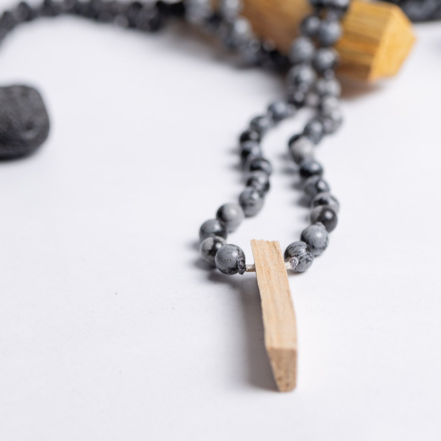Mala Tiefe Heilung – handgefertigt aus Schneeflockenobsidian und Lava, stärkt innere Balance und Transformation – Moonlight Edelsteine