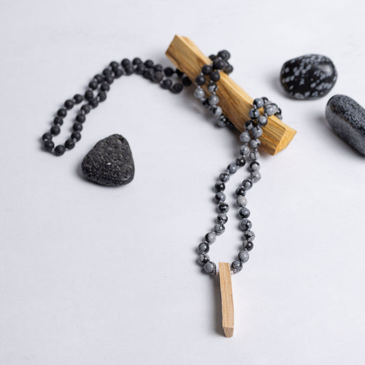 Mala Tiefe Heilung – handgefertigt aus Schneeflockenobsidian und Lava, stärkt innere Balance und Transformation – Moonlight Edelsteine