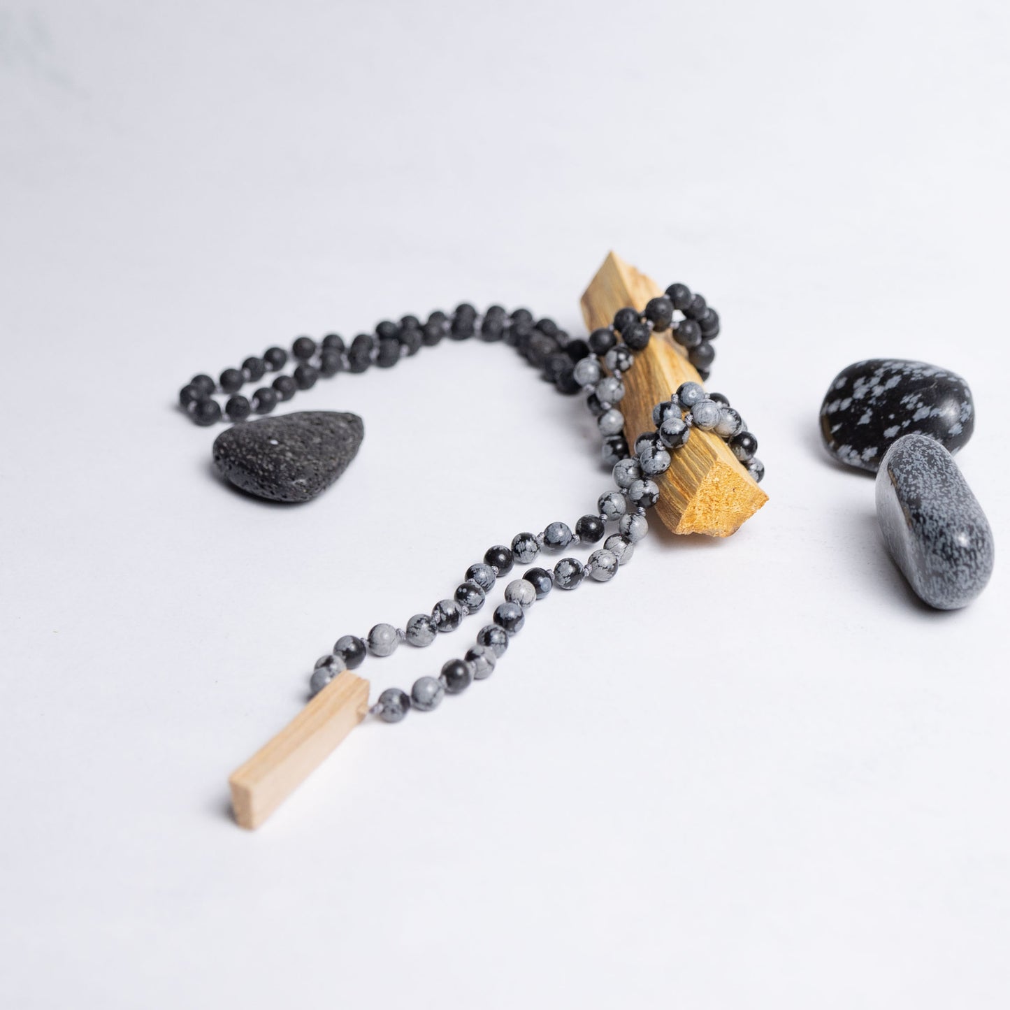 Mala Tiefe Heilung – handgefertigt aus Schneeflockenobsidian und Lava, stärkt innere Balance und Transformation – Moonlight Edelsteine