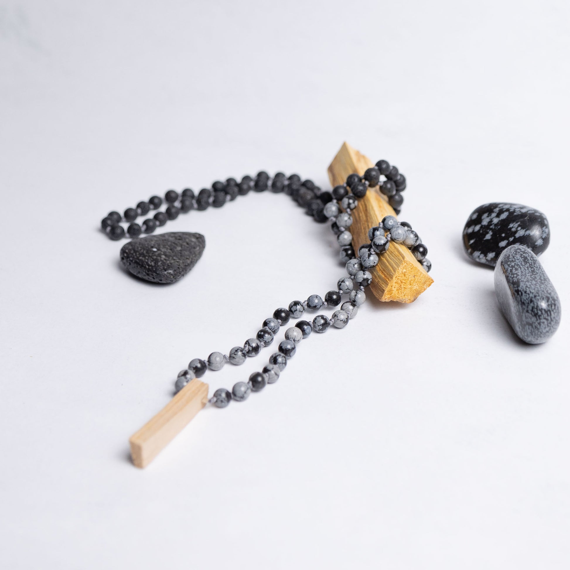 Mala Tiefe Heilung – handgefertigt aus Schneeflockenobsidian und Lava, stärkt innere Balance und Transformation – Moonlight Edelsteine