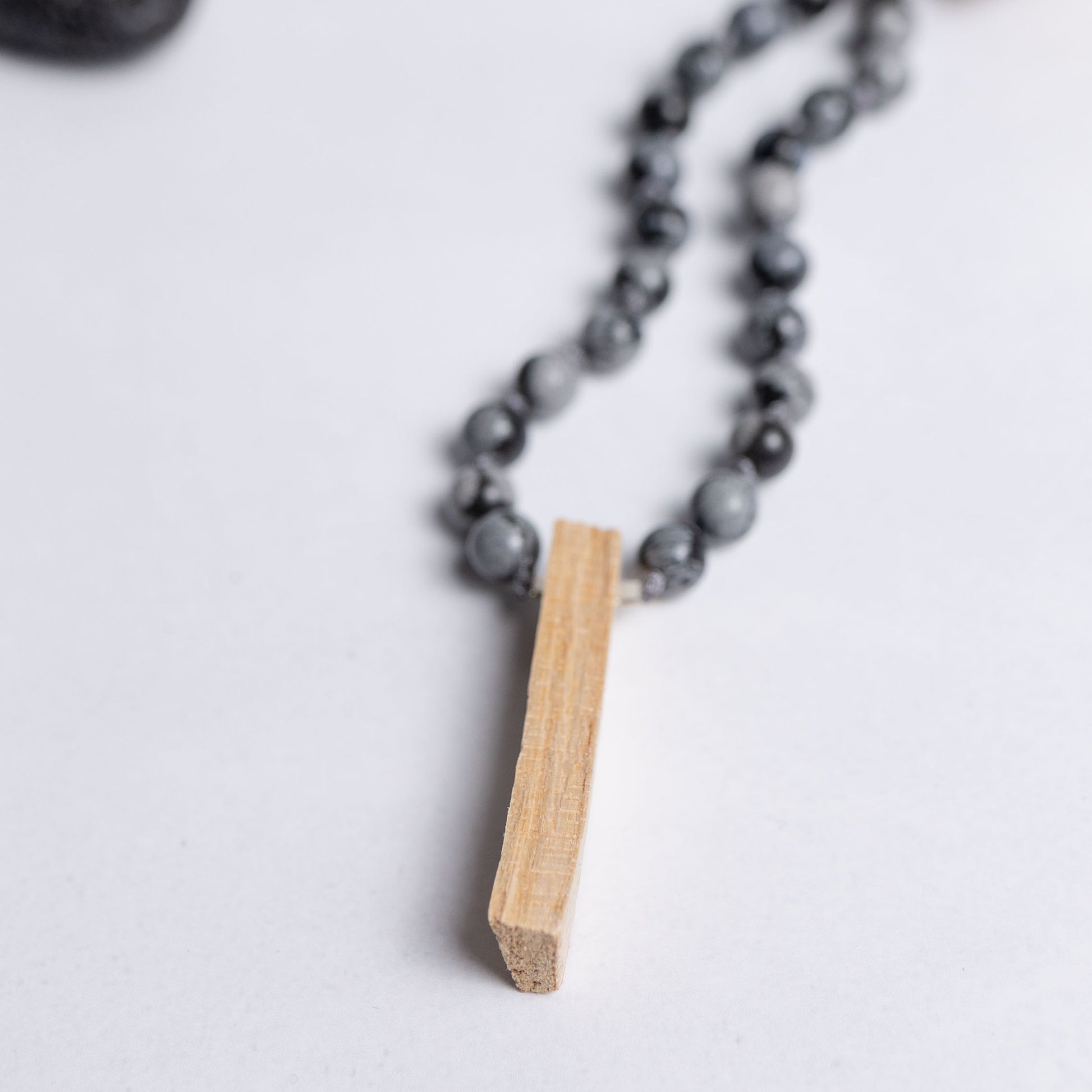 Mala Tiefe Heilung – handgefertigt aus Schneeflockenobsidian und Lava, stärkt innere Balance und Transformation – Moonlight Edelsteine