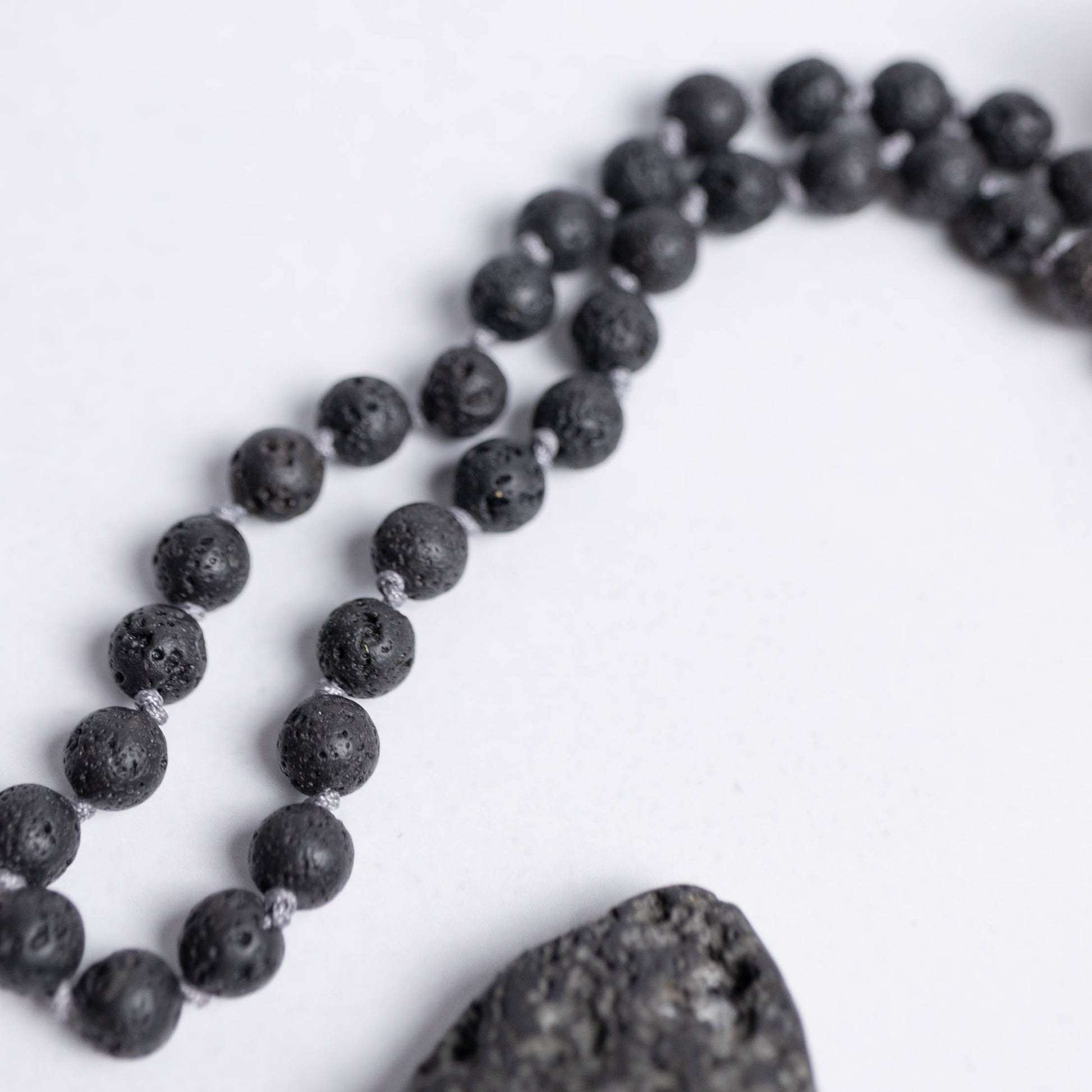 Mala Tiefe Heilung – handgefertigt aus Schneeflockenobsidian und Lava, stärkt innere Balance und Transformation – Moonlight Edelsteine